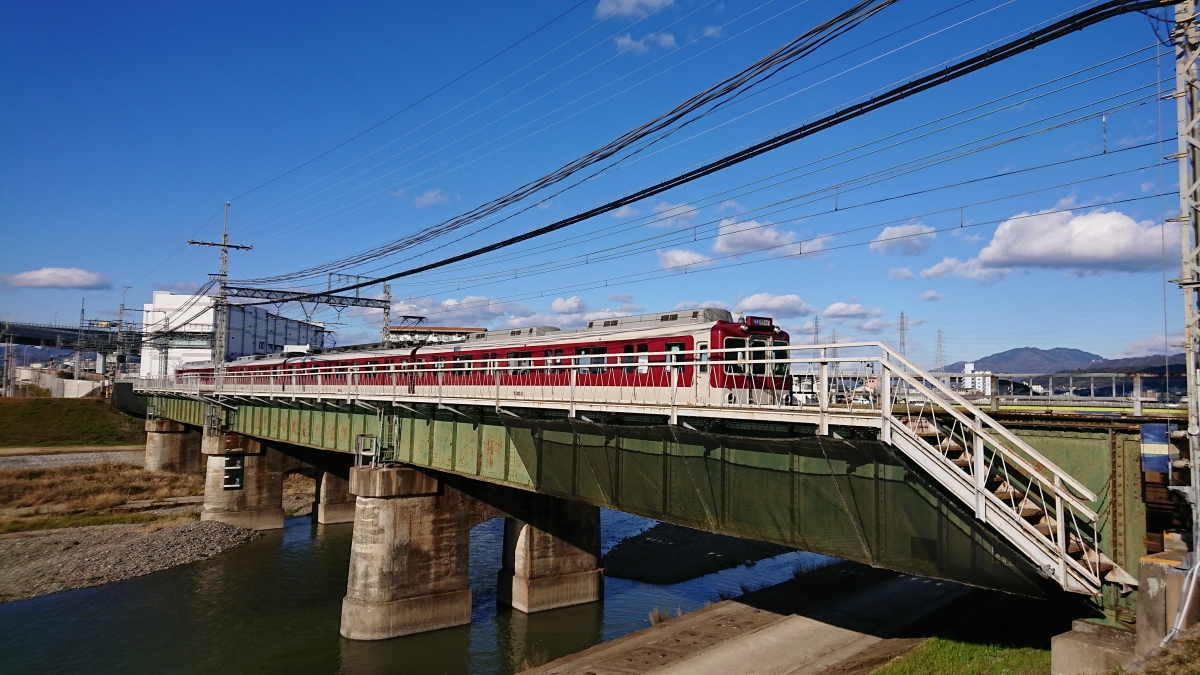 近鉄電車(フリー写真素材)くいな橋河川敷