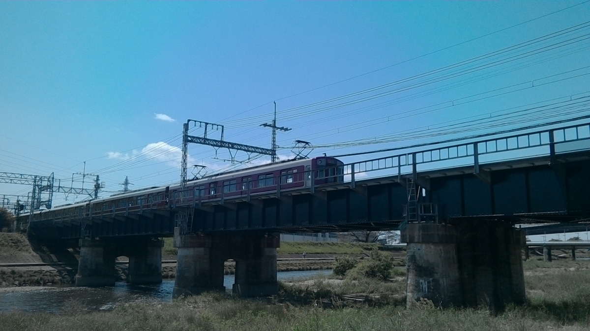 フリー写真素材:近鉄京都線通勤車両(鴨川)