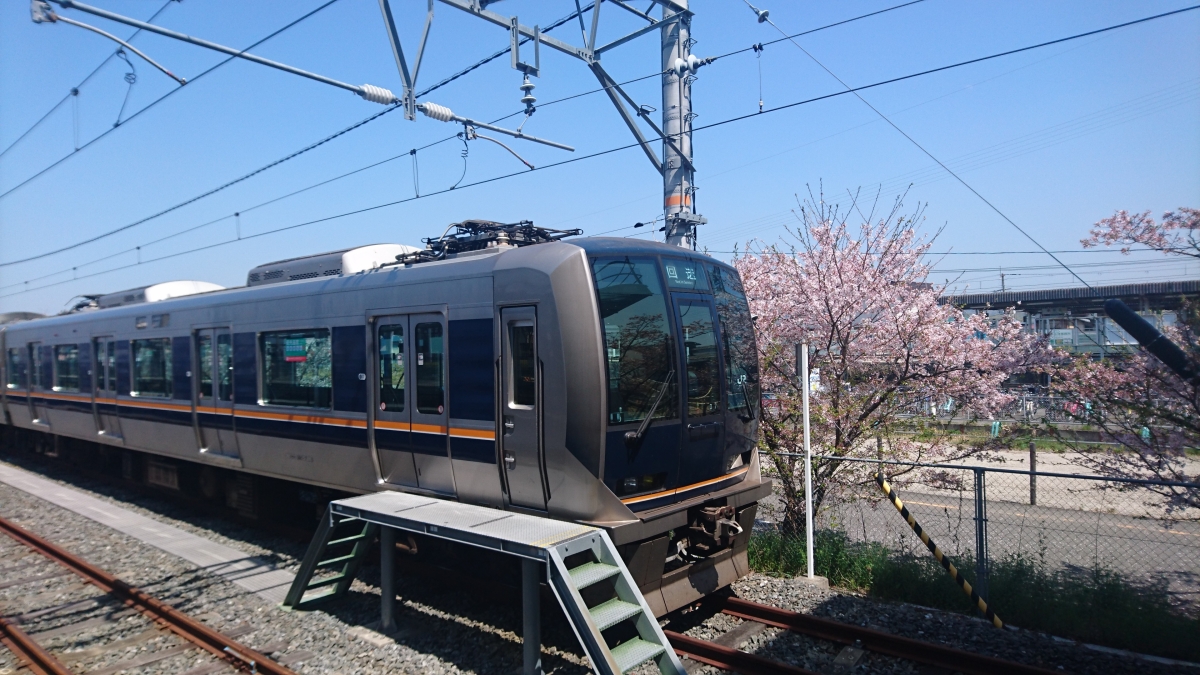 桜の時期の祝園駅:207系フリー写真素材(Xperia:SO02で撮影)